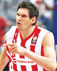 Div pod  obručima:  Boban  Marjanović