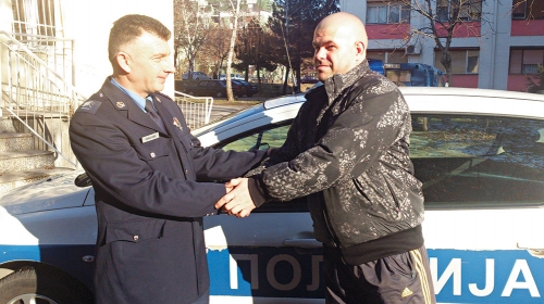 Dejan Rinčić se zahvaljuje  policajcu na brzoj akciji
