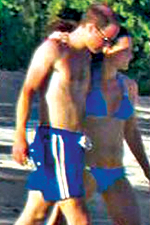 Zaljubljeni  par na plaži  karipskog  ostrva  Mistik