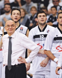 Dule Vujošević sa  igračima Partizana