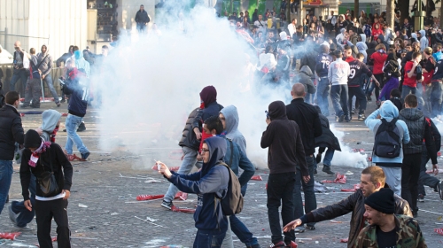 Huligani se tukli sa policijom u Parizu