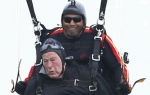 Džordž Buš stariji je nepokretan i bio je vezan za penzionisanog  vojnog padobranca Majka Eliota
