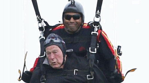 Džordž Buš stariji je nepokretan i bio je vezan za penzionisanog  vojnog padobranca Majka Eliota