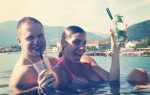 Mia Borisavljević uživa u bazenu i alkoholu