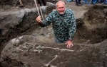 Arheolog Nikolai Ovčarov sa skeletom