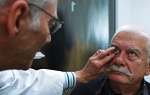 Doktor namešta veštačko oko  pacijentu Helmutu Sečeru,  koji je ostao bez oka još 1960.