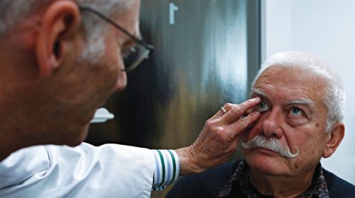 Doktor namešta veštačko oko  pacijentu Helmutu Sečeru,  koji je ostao bez oka još 1960.