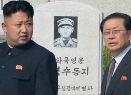 Kim Džong Un (levo) i sad već pokojni mu teča Džang Song Tek, u julu ove godine šetali su, zamislite, grobljem korejskih veteran