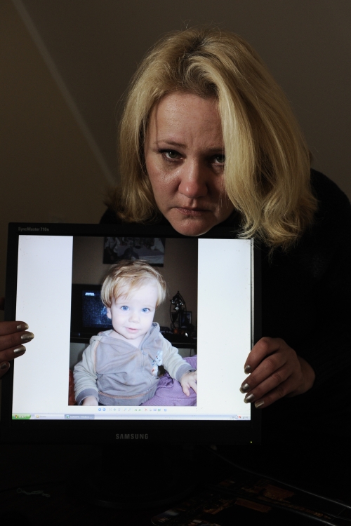 Zabrinuta za zdravlje  i bezbednost sina:  Milena Đorđević  sa Teodorovom  fotografijom