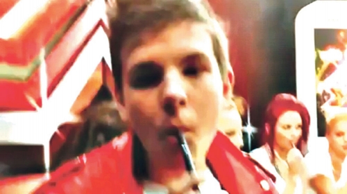 Mladi pevač uhvaćen je kako pre nastupa u popularnom muzičkom takmičenju puši elektronsku cigaretu