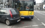 Autobus udario u automobil