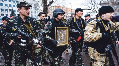 Proruske snage,  noseći ikonu, napreduju  ka zgradi vlade  u Harkovu