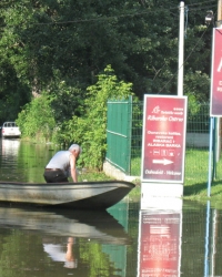 Čamcima  posred druma:  Nivo reke raste  oko centimetar  na sat