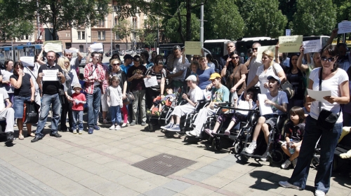 Protest roditelja  teško bolesne dece ispred Ministarstva rada