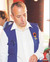 Šef misije EU sapleo  se o neravninu, nezgodno  pao i završio u Urgentnom