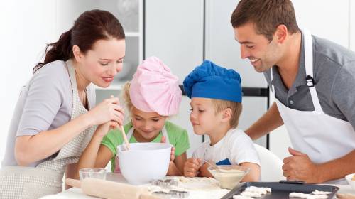 Porodica kuvanje kuhinja