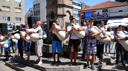 Gajdasi svirali na trgu Sremca kod cesme Ras