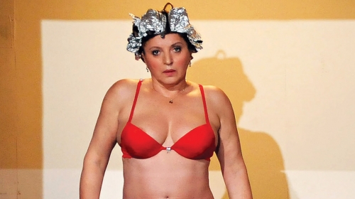 Glumica pokazala dekolte u predstavi “Drama o Mirjani”
