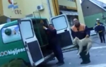 Zaposleni u Zoohigijeni bacaju psa u kavez
