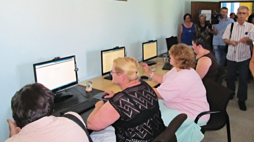 Obuka žena u korišćenju kompjutera u e-klubu iz Beške