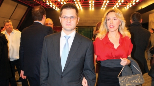 Organizator  nastupa:  Vuk Jeremić sa  suprugom Natašom
