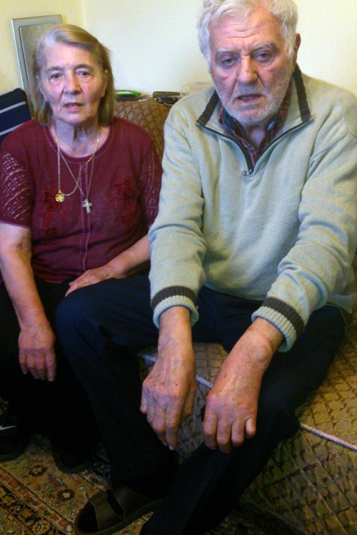 Živko Milovanović sa suprugom pokazuje povrede na rukama od vezivanja