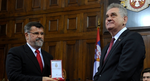 Tomislav Nikolić odlikovao Verana Matića za zasluge u akciji