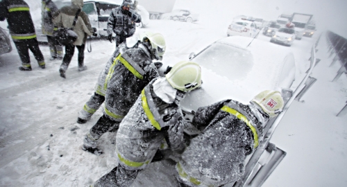 Sneg zarobio srednjoškolce iz Sombora i  omladince AK Vojvodina. Po jednu bebu došao helikopter, po drugu vojni guseničar