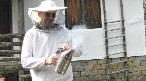 Japijevsko  odelo zamenio  pčelarskom kapom