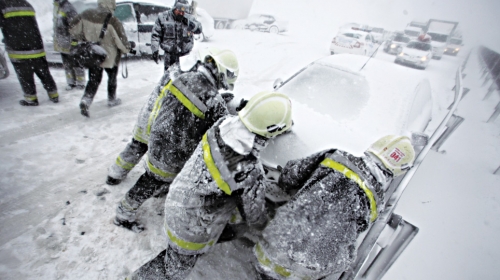 Sneg zarobio srednjoškolce iz Sombora i  omladince AK Vojvodina. Po jednu bebu došao helikopter, po drugu vojni guseničar