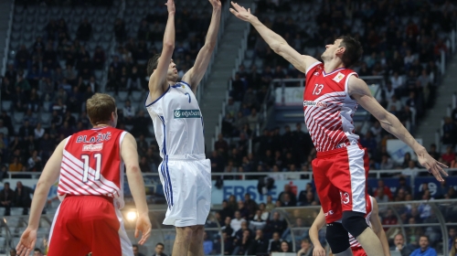 Boban Marjanović blokira košarkaša Zadra