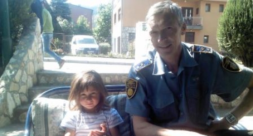 Policijac i devojčica