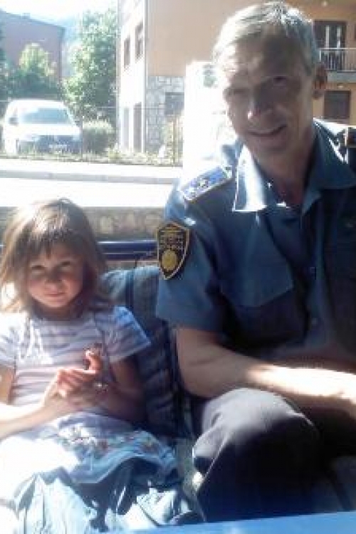 Policijac i devojčica