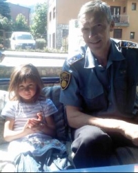 Policijac i devojčica