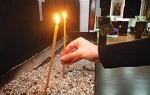 Dok crkvenjaci ovaj postupak  pravdaju time da sveće iz  marketa nisu osveštane, pa  nemaju značaj, vernici smatraju  da se radi