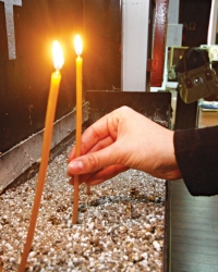 Dok crkvenjaci ovaj postupak  pravdaju time da sveće iz  marketa nisu osveštane, pa  nemaju značaj, vernici smatraju  da se radi