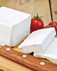 Da bi sir  bio kvalitetan,  umereno slan,  dodaje se oko osam odsto  soli u odnosu na masu sira