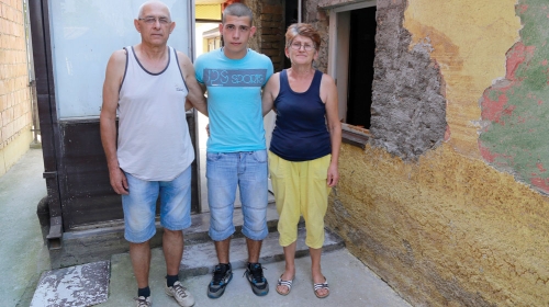 „Dobićemo samo 350.000 dinara da sredimo kuću  koja je cela bila pod vodom“: Dragan, Aleksej i Gordana