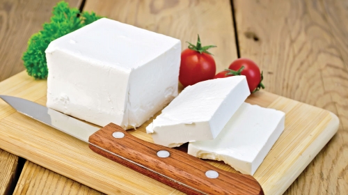 Da bi sir  bio kvalitetan,  umereno slan,  dodaje se oko osam odsto  soli u odnosu na masu sira