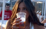 Devojka pije pivo