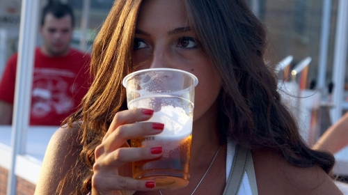 Devojka pije pivo