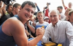 Nije sve u masi, ima  nešto i u snazi: Putinu  niko nije oborio ruku