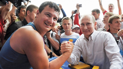 Nije sve u masi, ima  nešto i u snazi: Putinu  niko nije oborio ruku