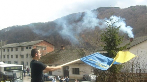Davor Mitrović  sa zastavom  svoje stranke
