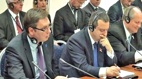 Slušalice na uši da  ne budu izgubljeni u prevodu: Vučić i Dačić
