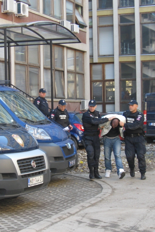 Policija izvodi Musića iz zgrade suda