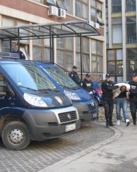 Policija izvodi Musića iz zgrade suda