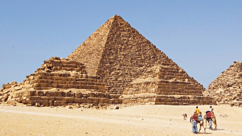 Piramide u Gizi su  stare najmanje 4.000  godina i magnet su za turiste iz celog sveta