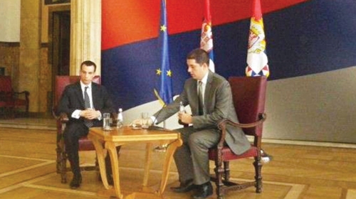 Damjan Jović slikao se u zgradi Predsedništva sa Nikolićevim savetnikom  Markom Đurićem