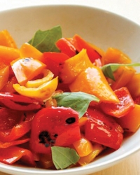 Salata od kiselih paprika i plavog paradajza
